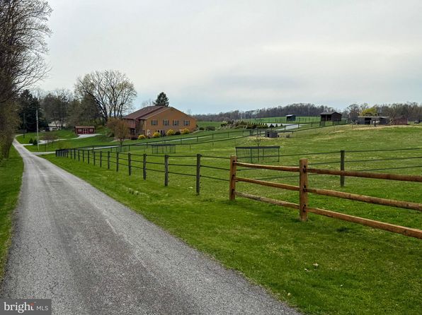 6 Happy Hoof Ln, Ronks, PA 17572