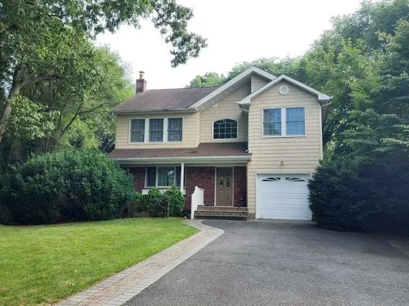 18 Rainbow Drive, Hauppauge, NY 11788
