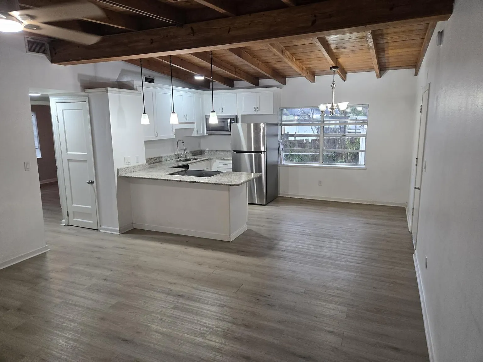 2 bed, 1.0 bath, 800 sqft, $1,900 — Photo 1