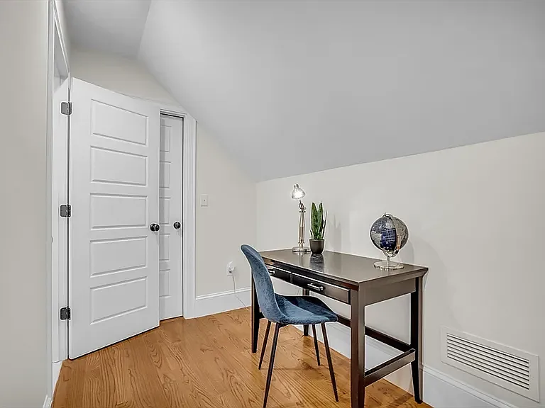 8 Holton Rd — Photo 8