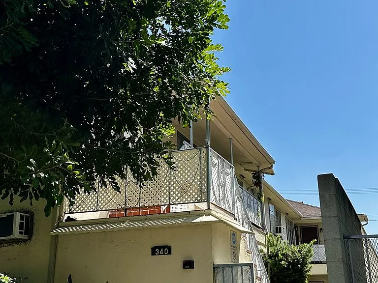 340 N Isabel St — Photo 2