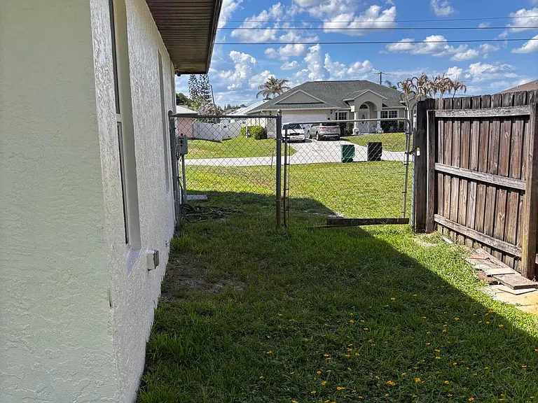 450 SW Eyerly Ave — Photo 17