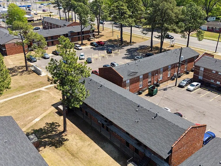 Holmes Pointe Apartments — Photo 29