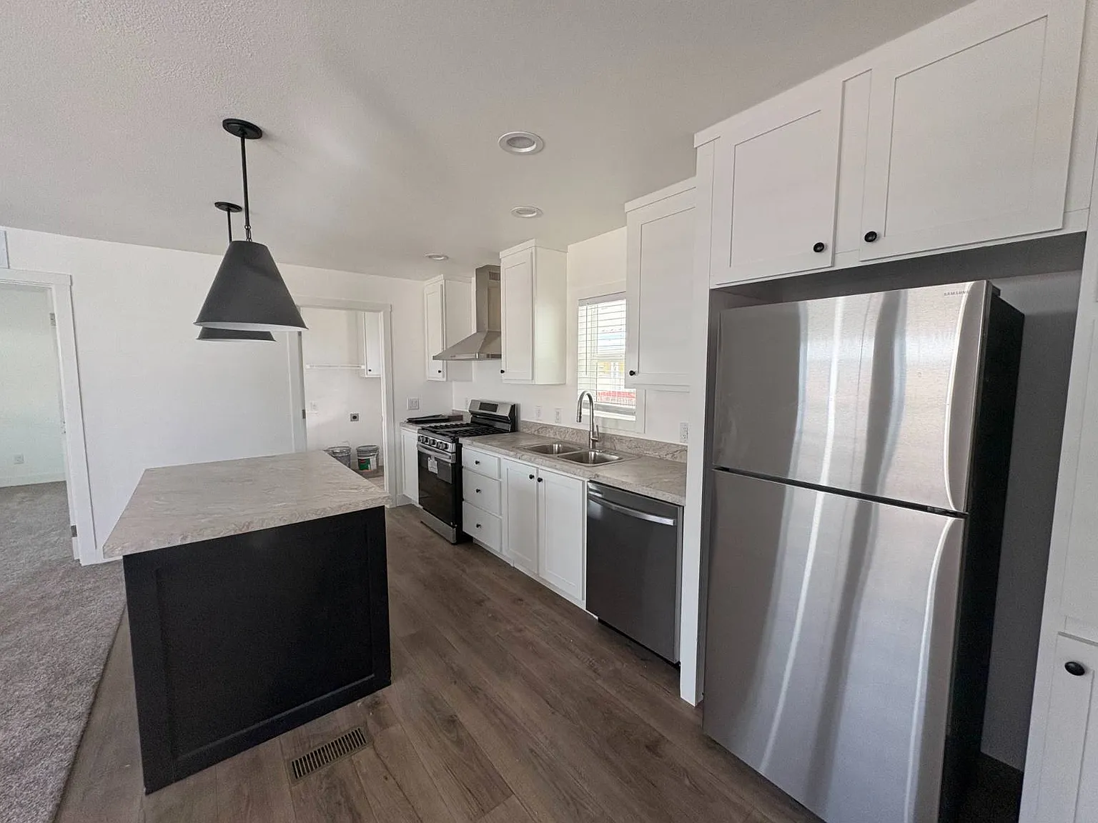 3 bed, 2.0 bath, 890 sqft, $1,800 — Photo 4