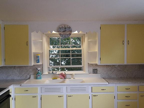 Kitchen (stove changed to stainless steel)