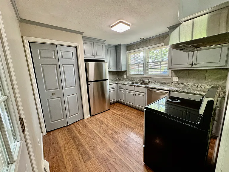 305 Anglewood Dr — Photo 7