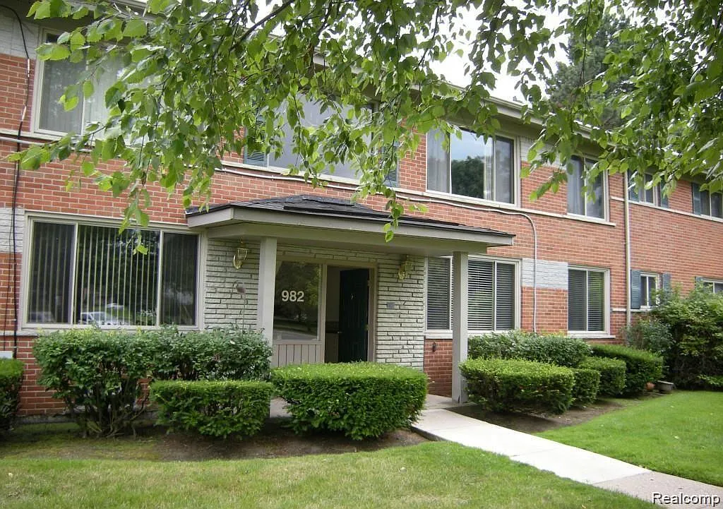 2 bed, 1.5 bath, 1796 sqft, $1,350 — Photo 1