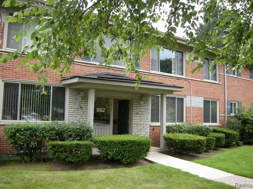 982 N Adams Rd #4