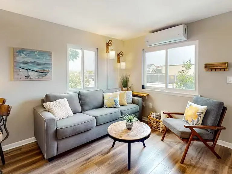 Bright sunshine pours in this end unit through multiple windows