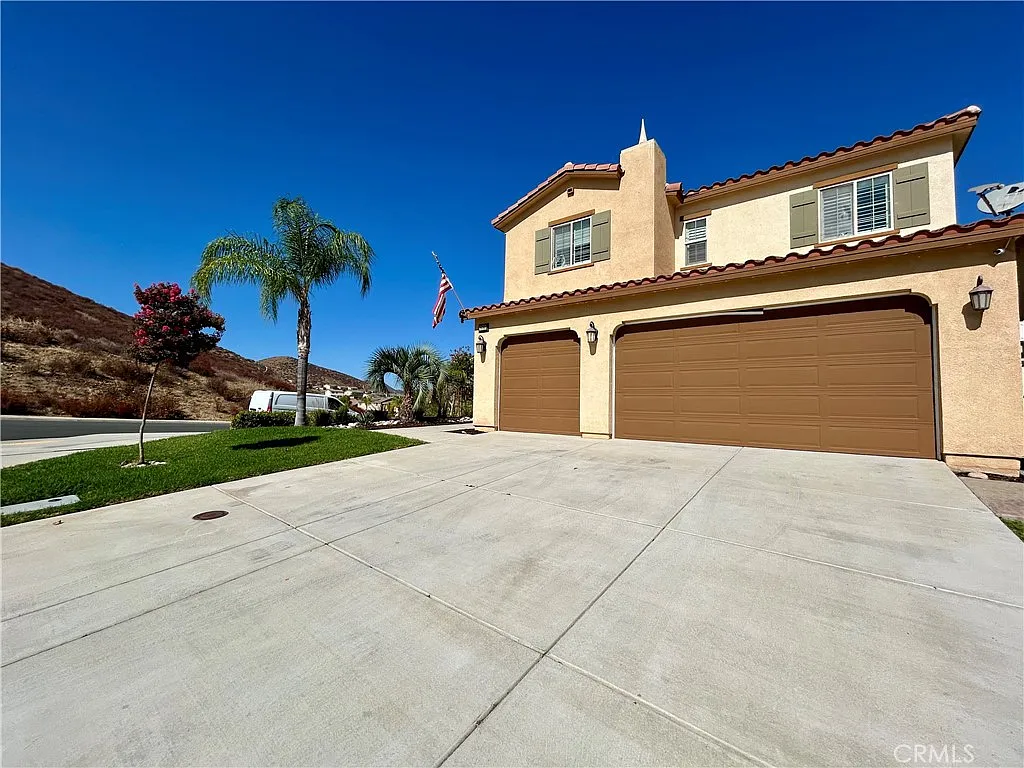5 bed, 3.5 bath, 2795 sqft, $3,750 — Photo 2