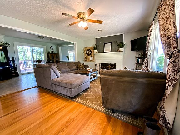 3rd image of 1172 Lark Dr