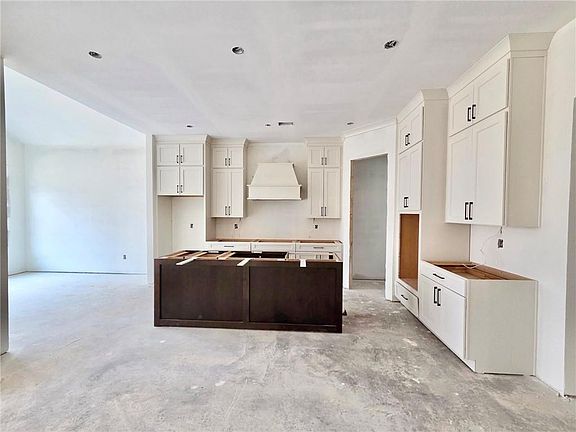 3rd image of 176 Cherokee Dr S