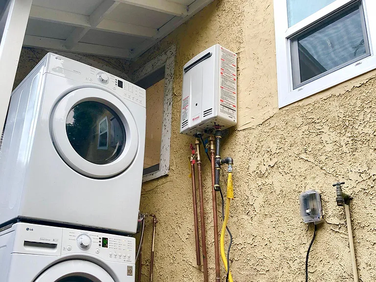 Energy efficient tankless water heater