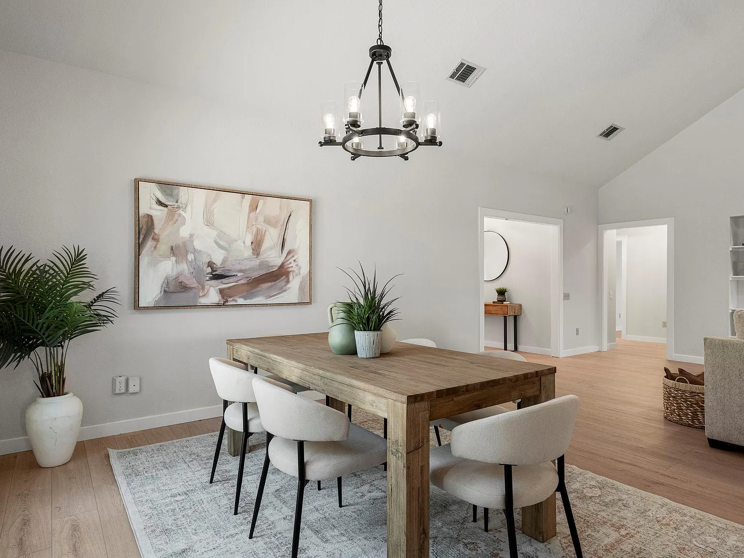 3 bed, 2.0 bath, 2024 sqft, $2,950 — Photo 4