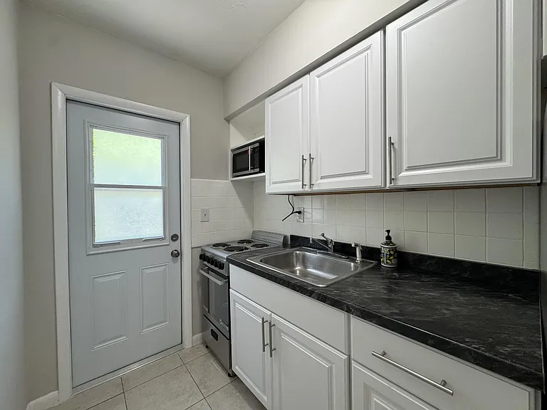 625 NE 14th Ave #4 — Photo 4