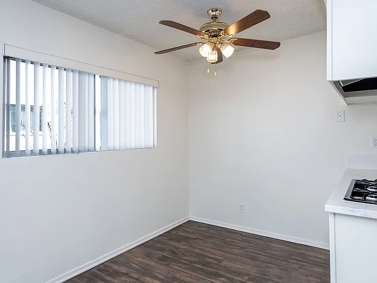 367 W Lexington Dr — Photo 3