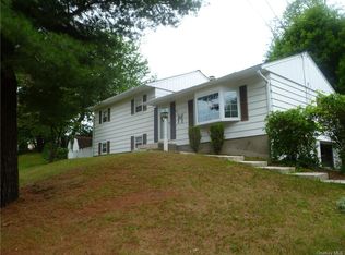 35 Stonecrest Dr, New Windsor, NY 12553