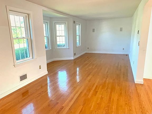 3rd image of 147 Nassau Blvd