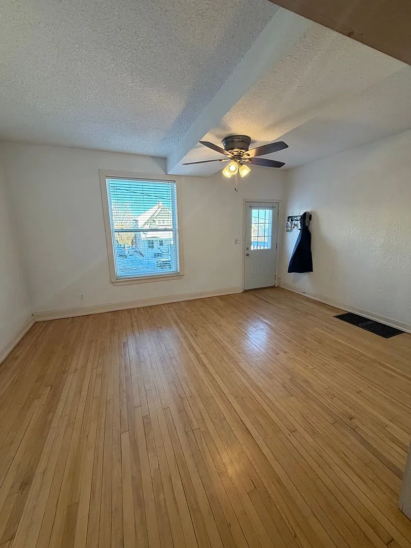 Available September - 3 Bed/1.5 Bath Home With Lake Views! — Photo 3