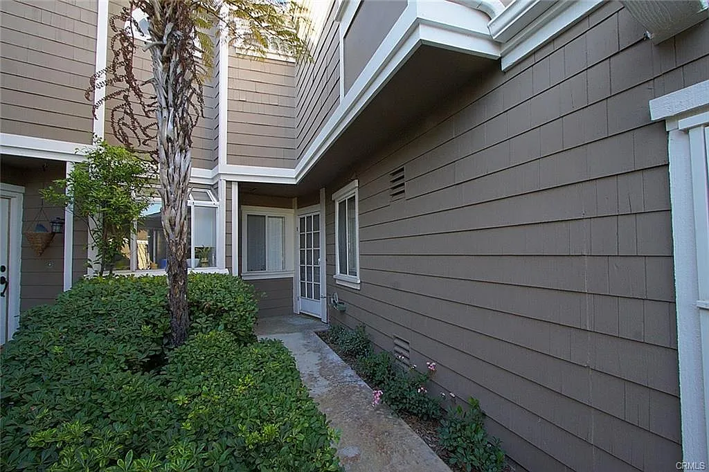 2 bed, 2.5 bath, 1383 sqft, $3,900 — Photo 2