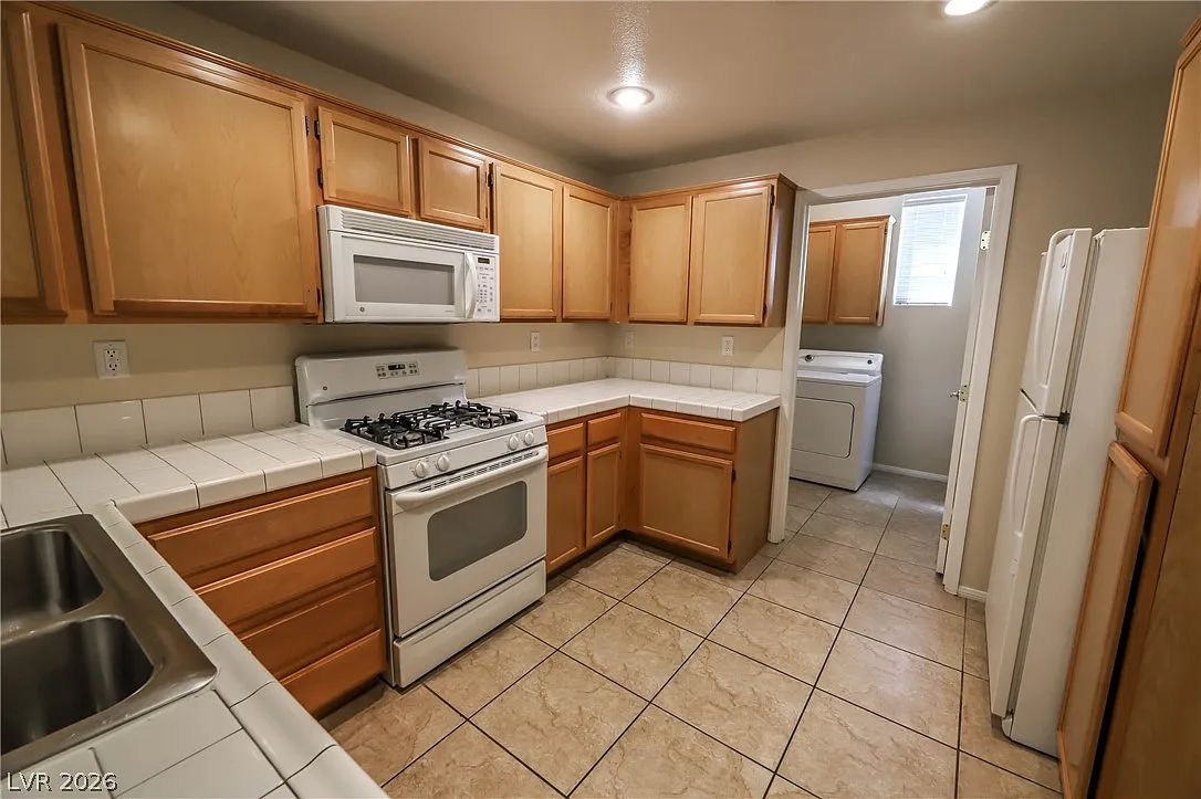 3 bed, 2.0 bath, 1492 sqft, $1,750 — Photo 3