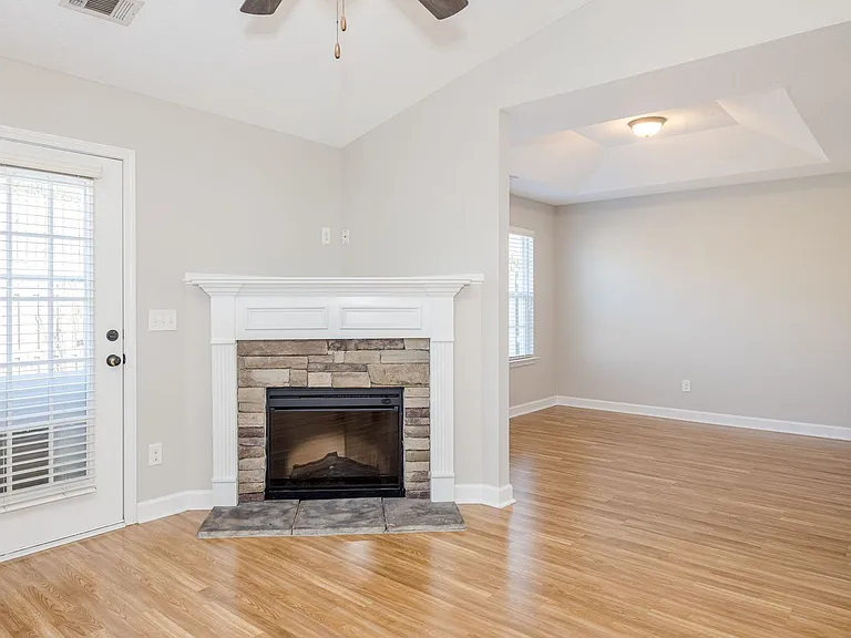 304 York Ln — Photo 14