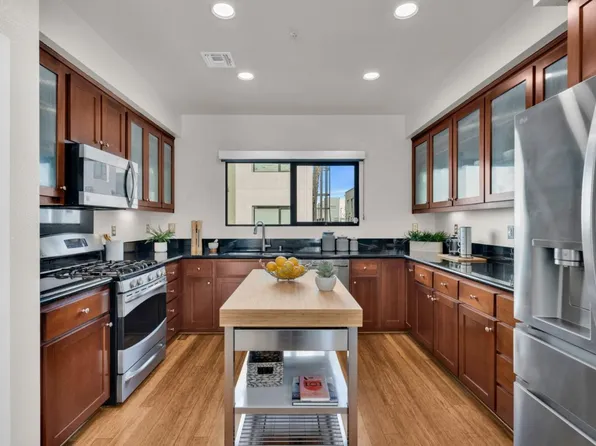 701 Zephyr Dr, Oakland, CA 94607