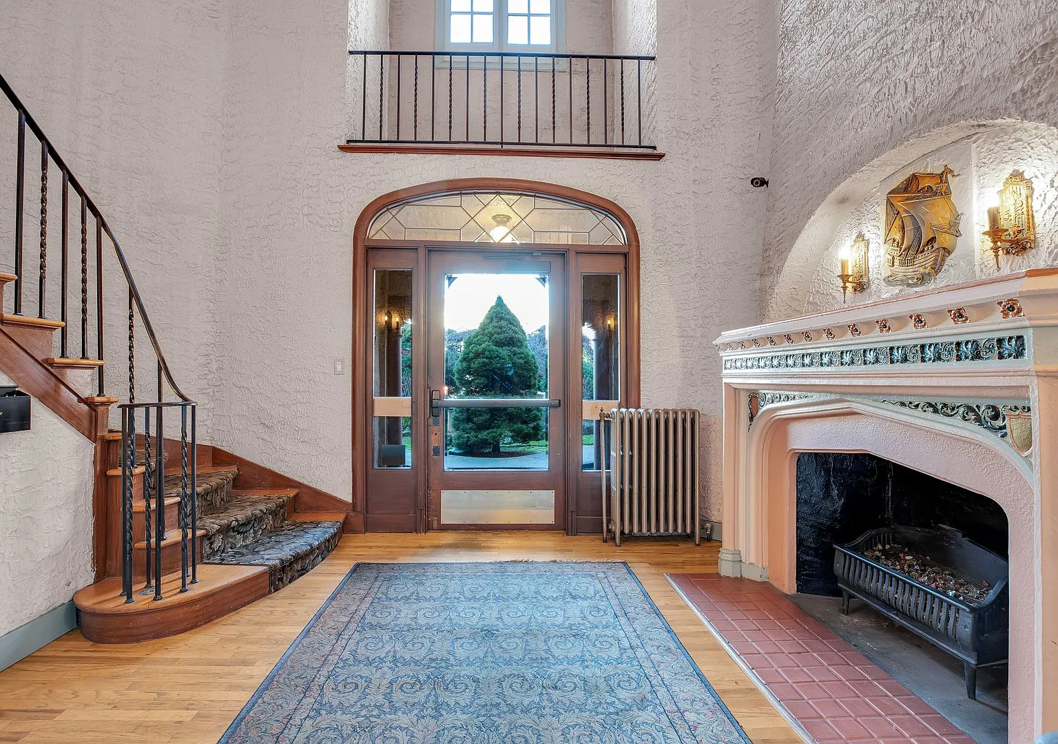 Discover Timeless Elegance in the Heart of Hawthorne — Photo 1