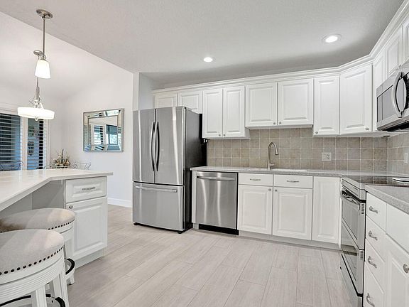 4th image of 4 Lexington Lane E #G