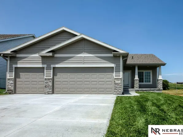 11152 Portage Dr, Papillion, NE 68046