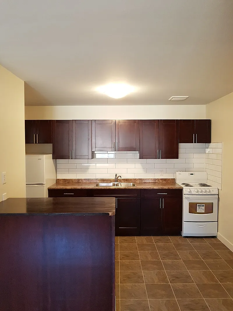 Building Photo - 304 Stradbrook Ave #5