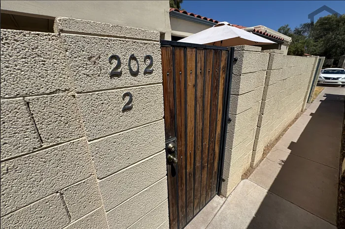 3202 W Loma Ln #2 — Photo 3