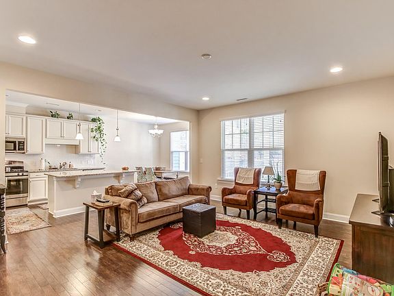3rd image of 329 Acorn Hollow Pl