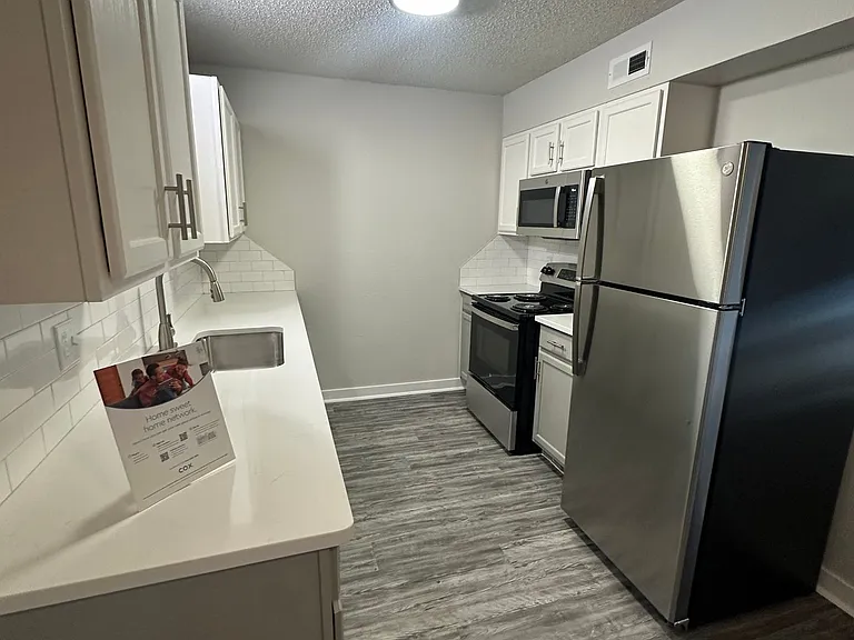 Regency Point Luxury Apartments — Photo 42