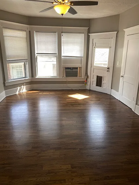 214 E 19th St — Photo 2