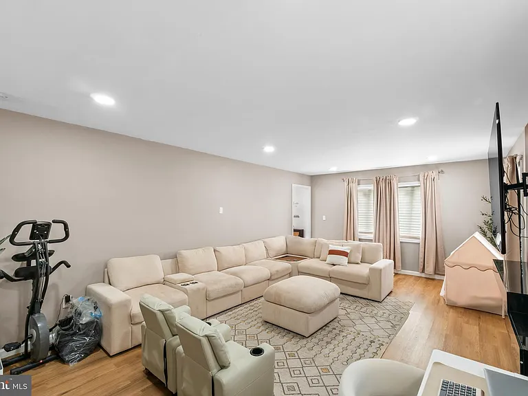 103 Holbrook Ln — Photo 8