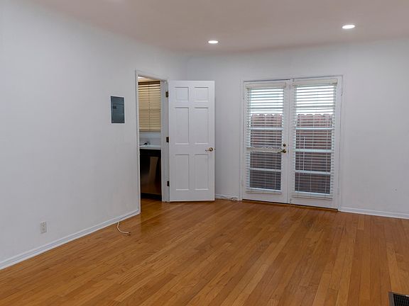 5th image of 1810 Oak St APT 4