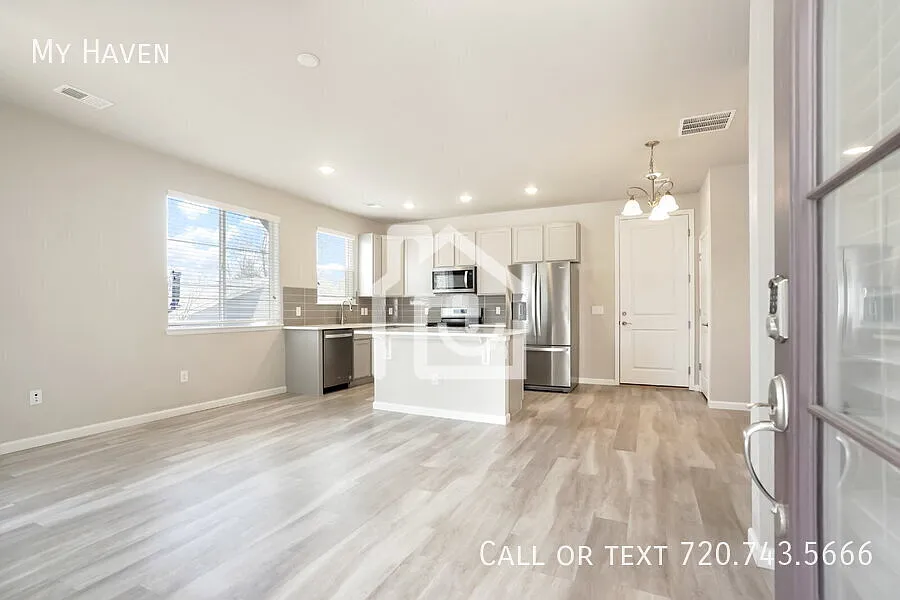 Spacious 3 Bed, 2.5 Bath Townhome in Prime Lakewood Location - Solar — Photo 2