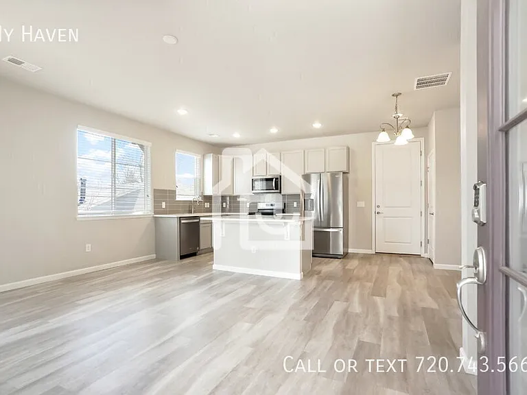 1320 Hoyt St #6 — Photo 2