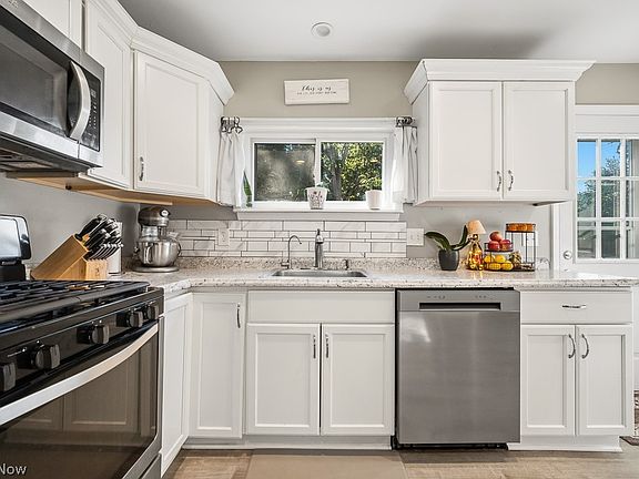 5th image of 546 Woodmere Dr