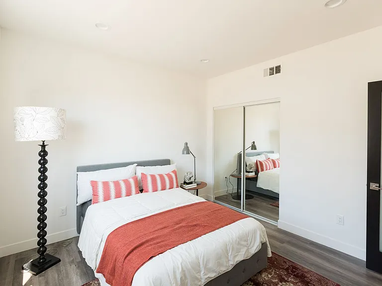 14827 Victory Blvd — Photo 9