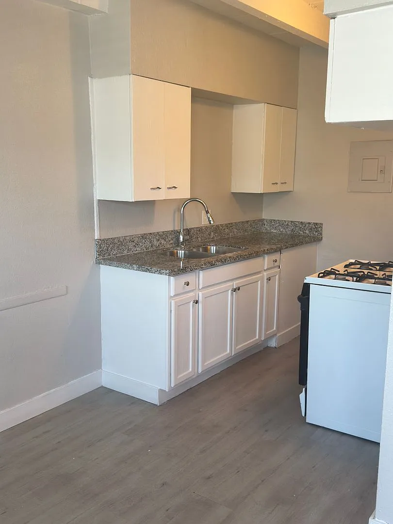 216 W Philadelphia Ave — Photo 4