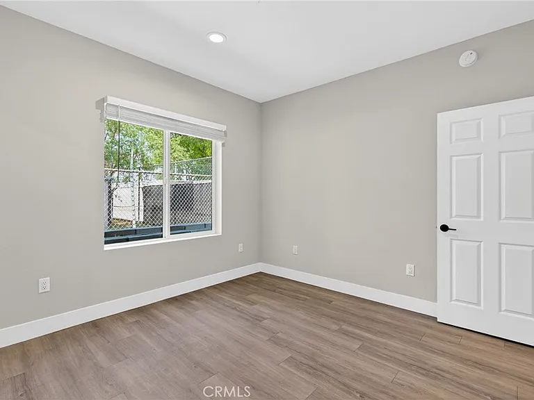 8414 Burnet Ave — Photo 15