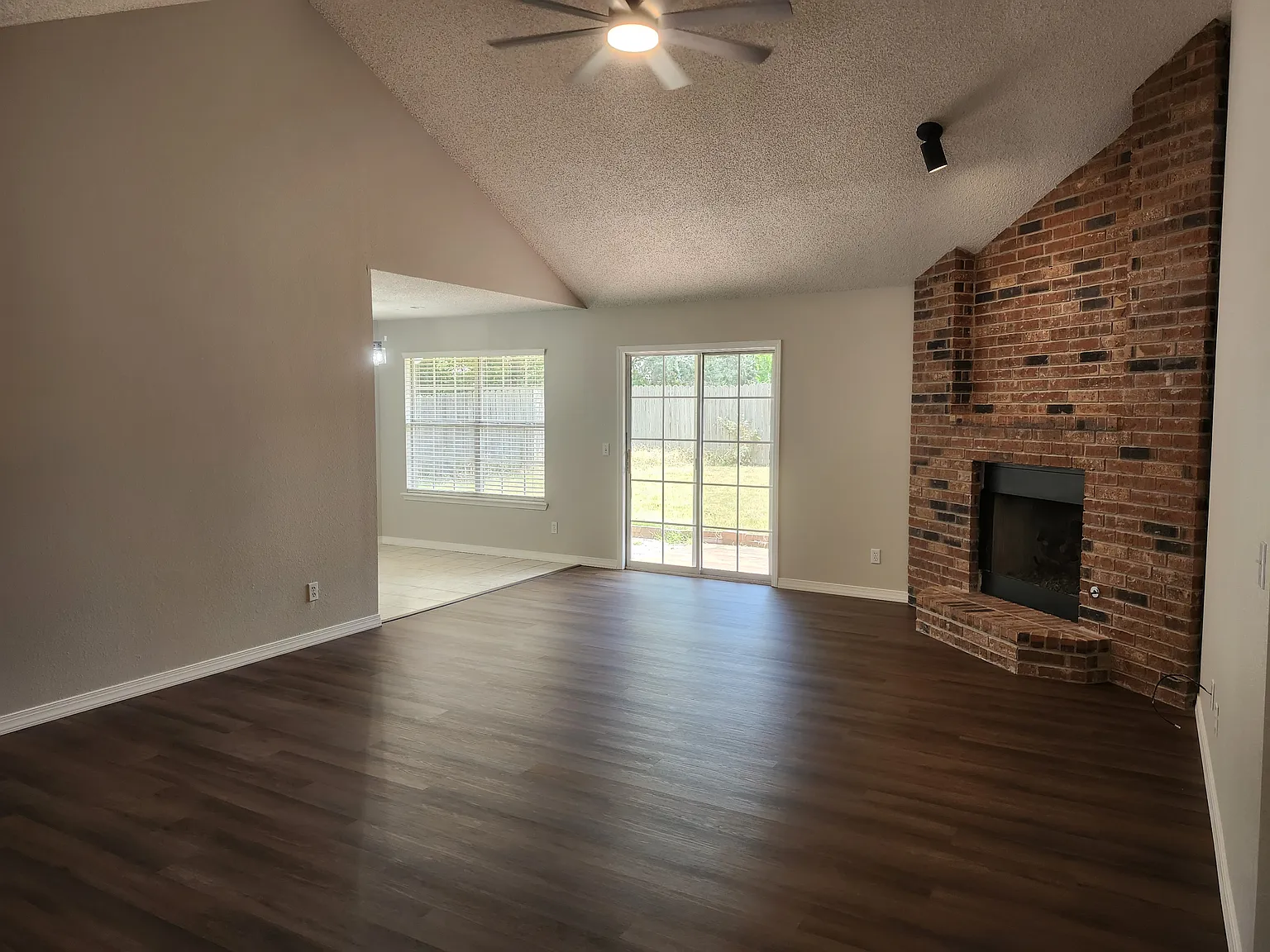 3 bed, 1305 sqft, $1,850 — Photo 4