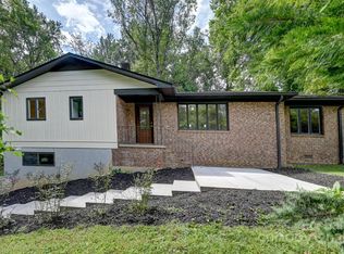 621 Erkwood Dr, Hendersonville, NC 28739