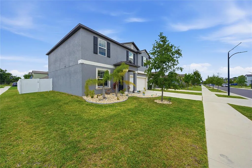 4 bed, 2.5 bath, 2635 sqft, $2,500 — Photo 2