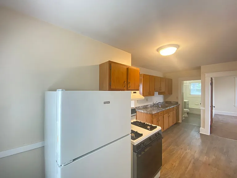 16 Linwood St #E — Photo 3