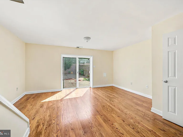 1215 Crease St — Photo 21