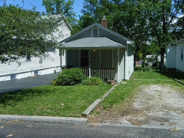 586 Andrews Ave photo 1