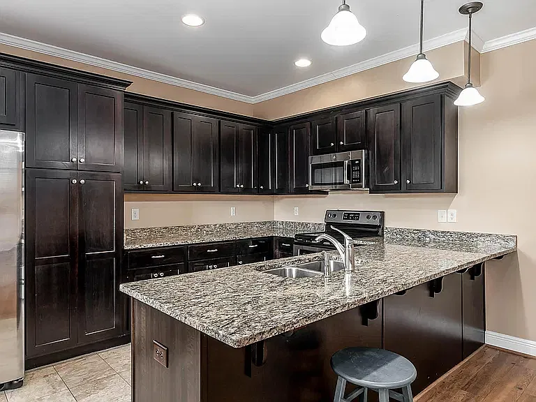 3 bed, 2200 sqft, $3,200 — Photo 3